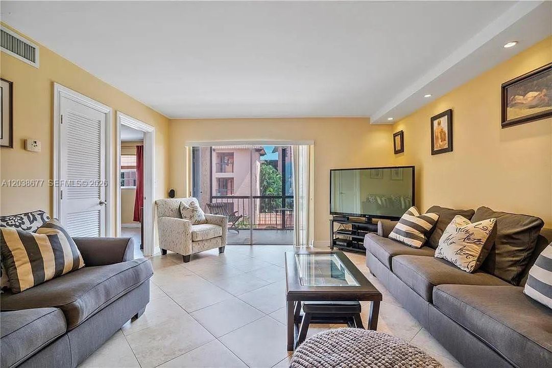 В аренду: $2,500 (2 спален, 2 ванн, 960 Квадратных фут)