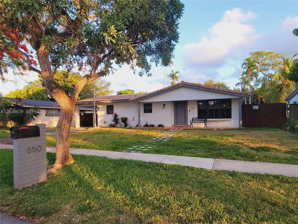For Sale: $999,999 (3 beds, 2 baths, 1618 Square Feet)