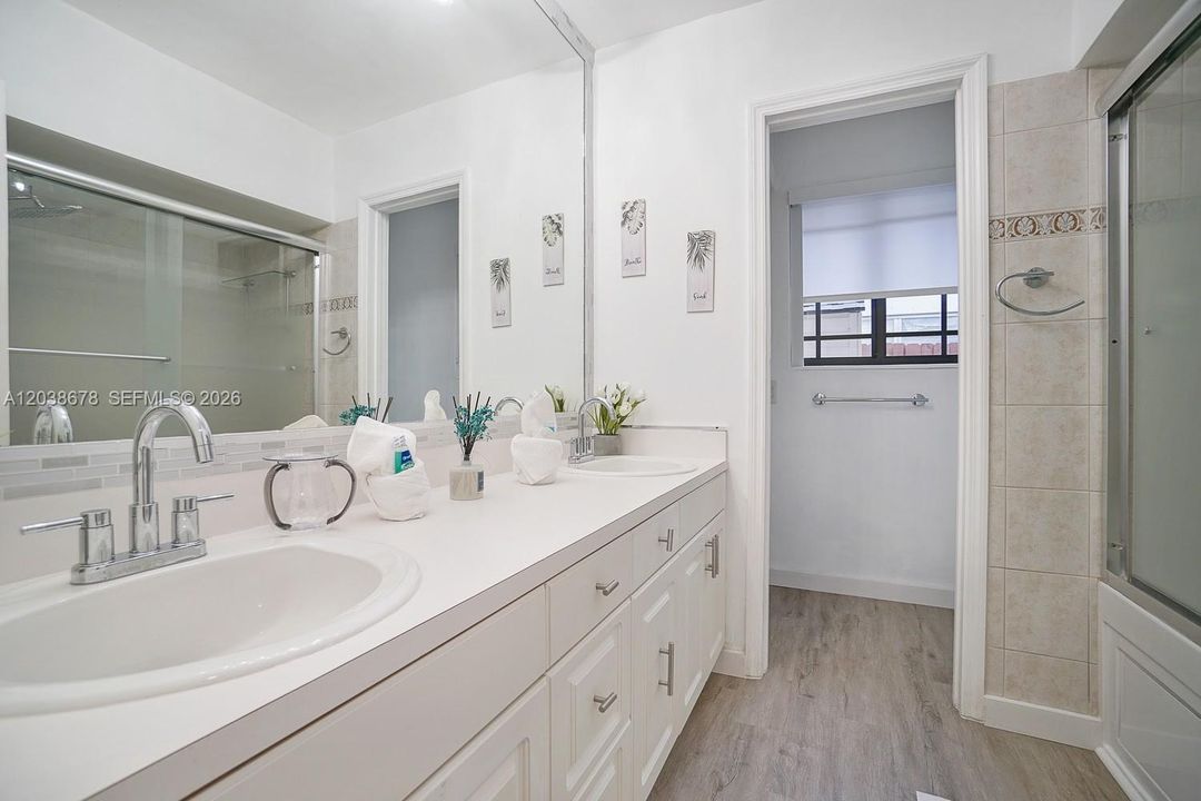 For Sale: $999,999 (3 beds, 2 baths, 1618 Square Feet)