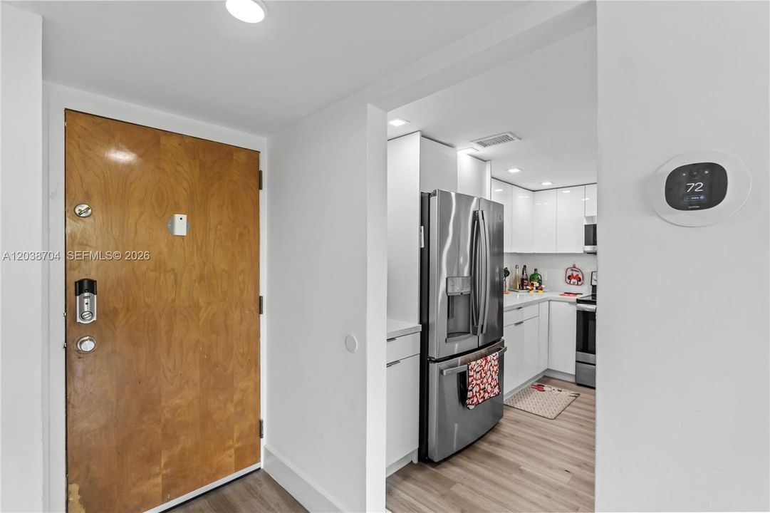 For Sale: $305,500 (2 beds, 2 baths, 910 Square Feet)