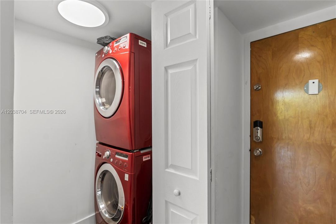 For Sale: $305,500 (2 beds, 2 baths, 910 Square Feet)