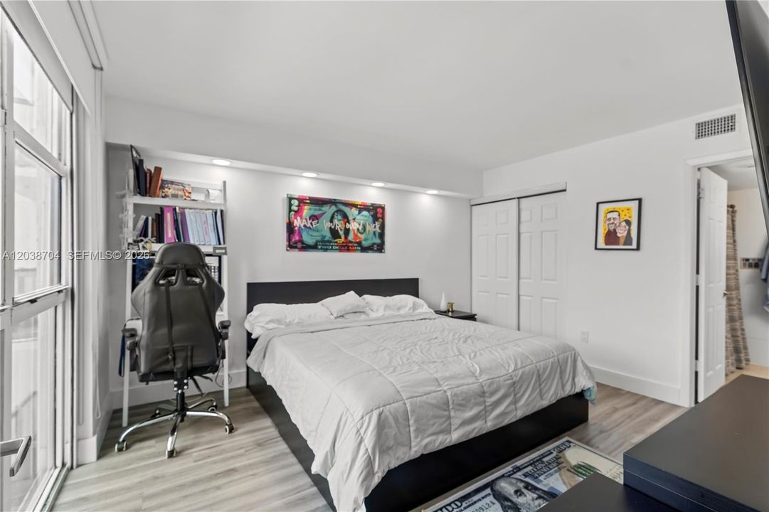 For Sale: $305,500 (2 beds, 2 baths, 910 Square Feet)