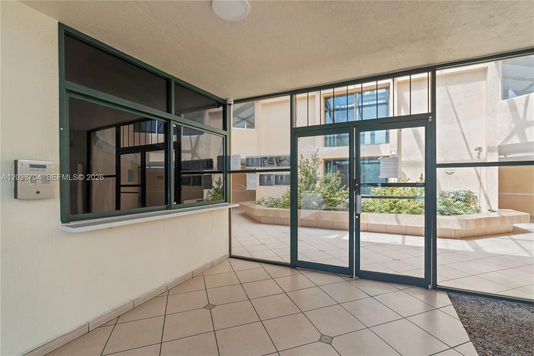 For Sale: $305,500 (2 beds, 2 baths, 910 Square Feet)