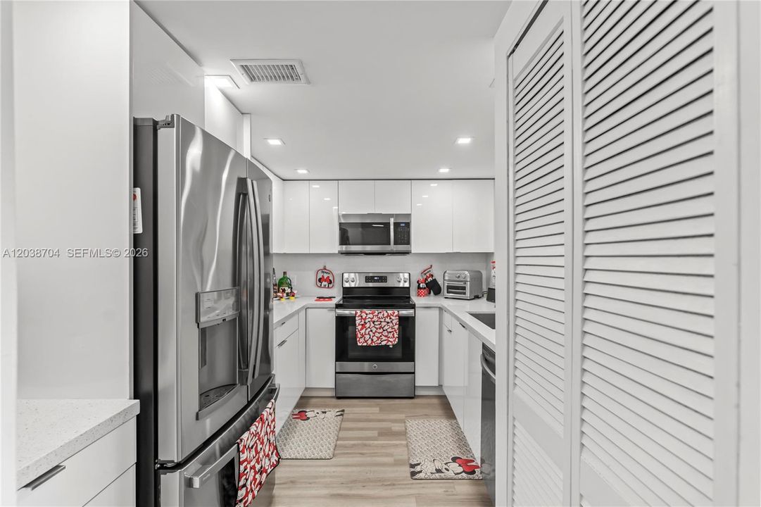 For Sale: $305,500 (2 beds, 2 baths, 910 Square Feet)