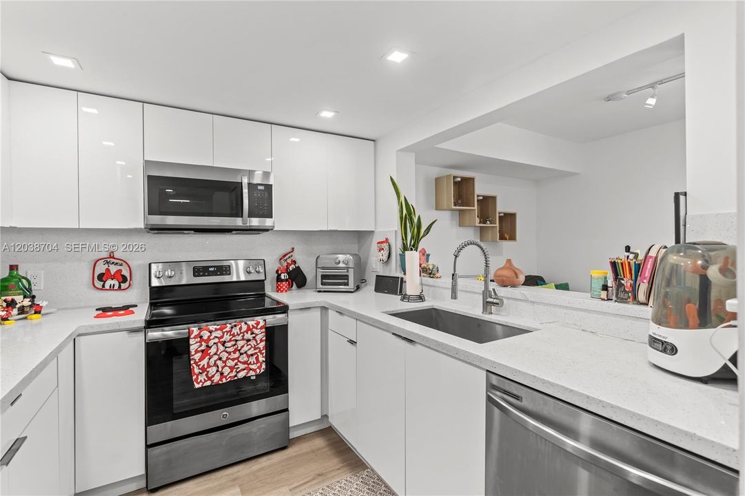 For Sale: $305,500 (2 beds, 2 baths, 910 Square Feet)