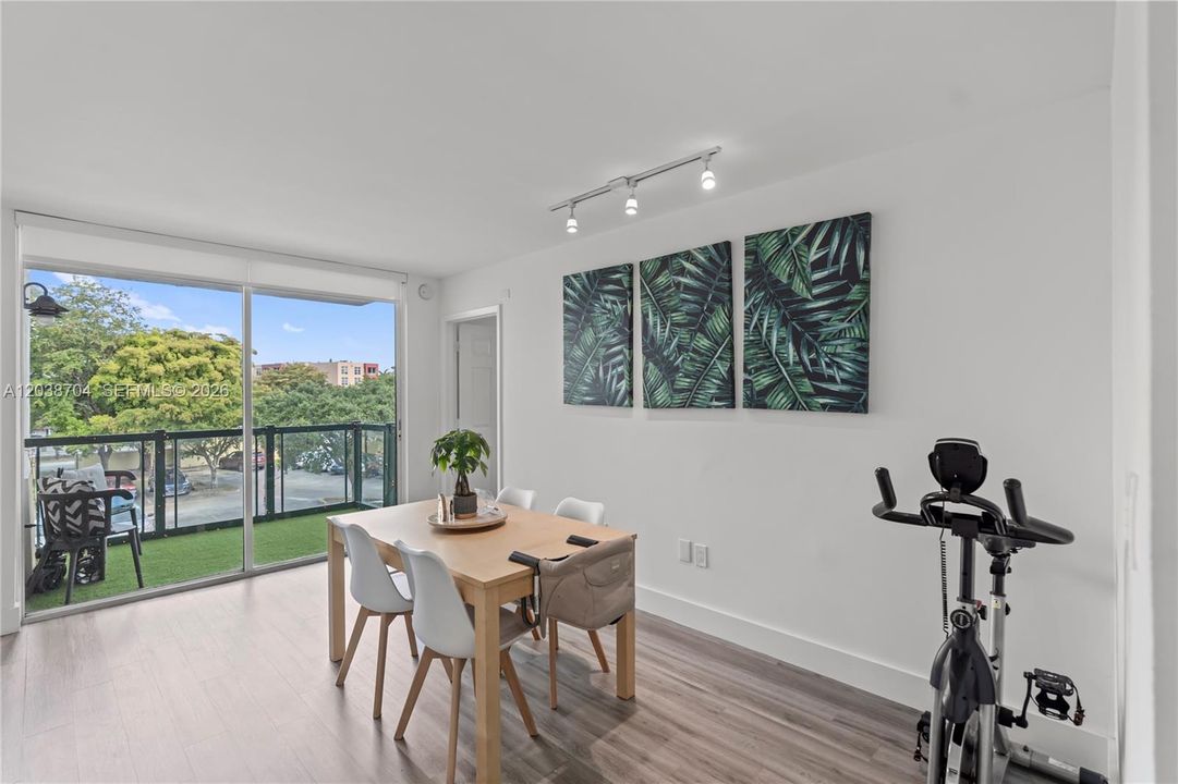 For Sale: $305,500 (2 beds, 2 baths, 910 Square Feet)