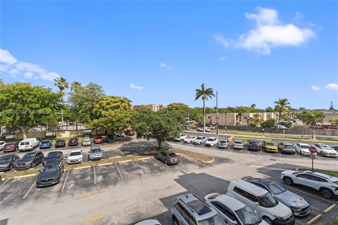 For Sale: $305,500 (2 beds, 2 baths, 910 Square Feet)