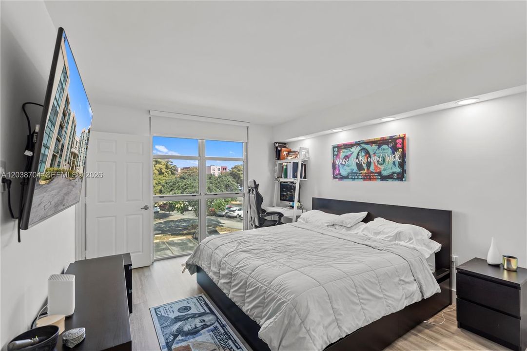 For Sale: $305,500 (2 beds, 2 baths, 910 Square Feet)