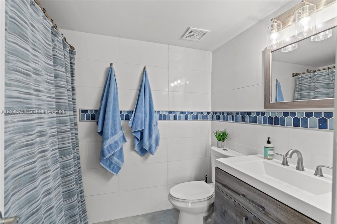 For Sale: $305,500 (2 beds, 2 baths, 910 Square Feet)