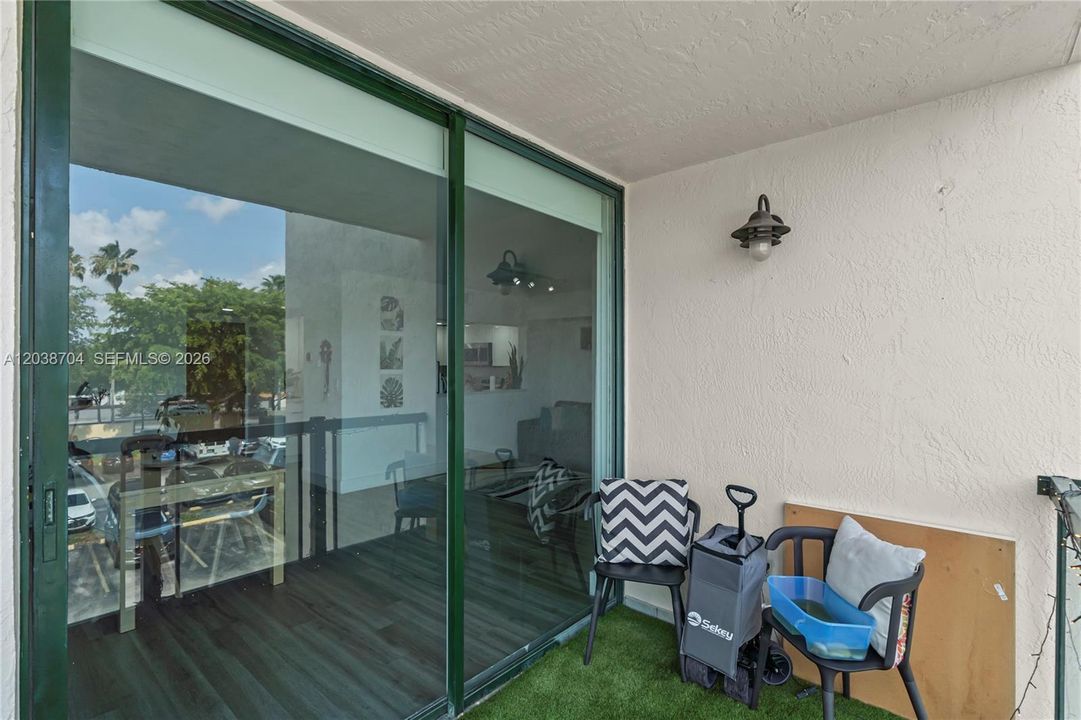 For Sale: $305,500 (2 beds, 2 baths, 910 Square Feet)