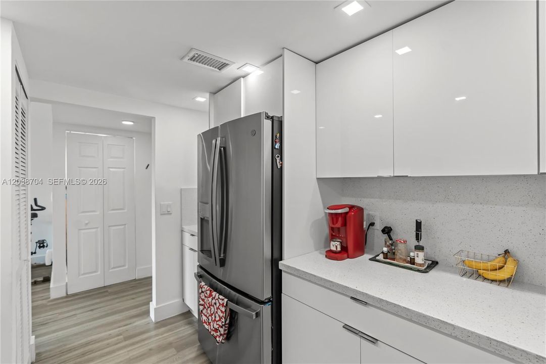 For Sale: $305,500 (2 beds, 2 baths, 910 Square Feet)