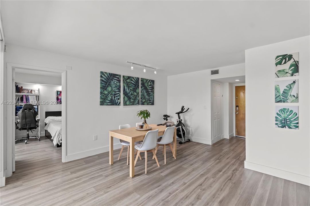 For Sale: $305,500 (2 beds, 2 baths, 910 Square Feet)
