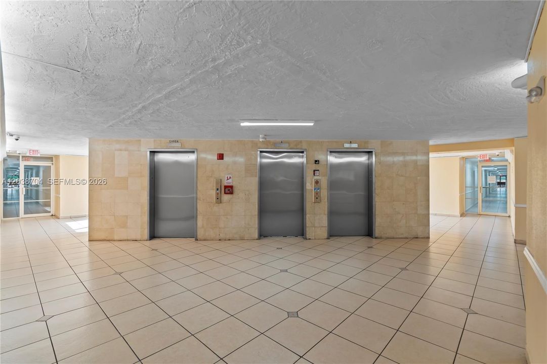 For Sale: $305,500 (2 beds, 2 baths, 910 Square Feet)