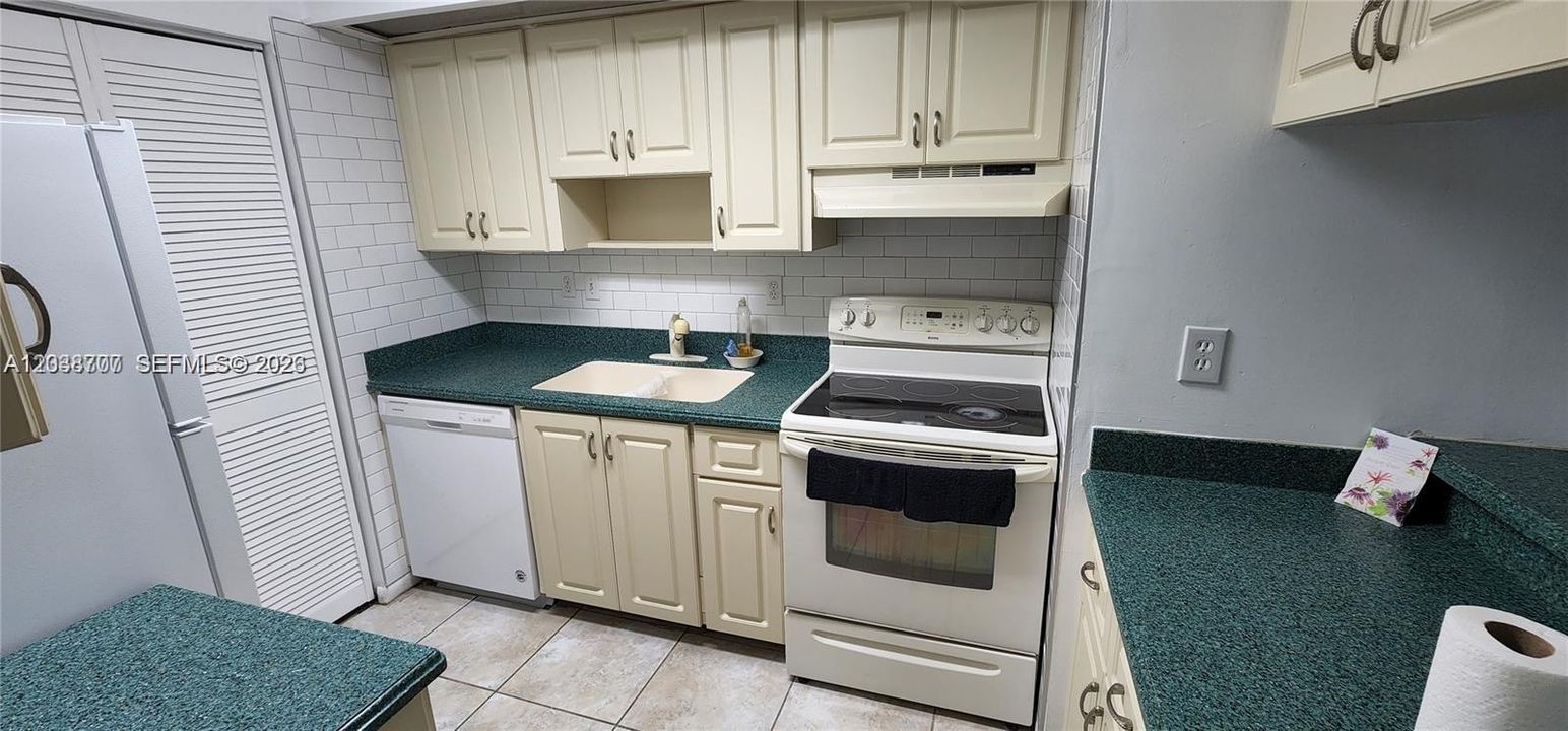 В аренду: $2,250 (2 спален, 2 ванн, 907 Квадратных фут)