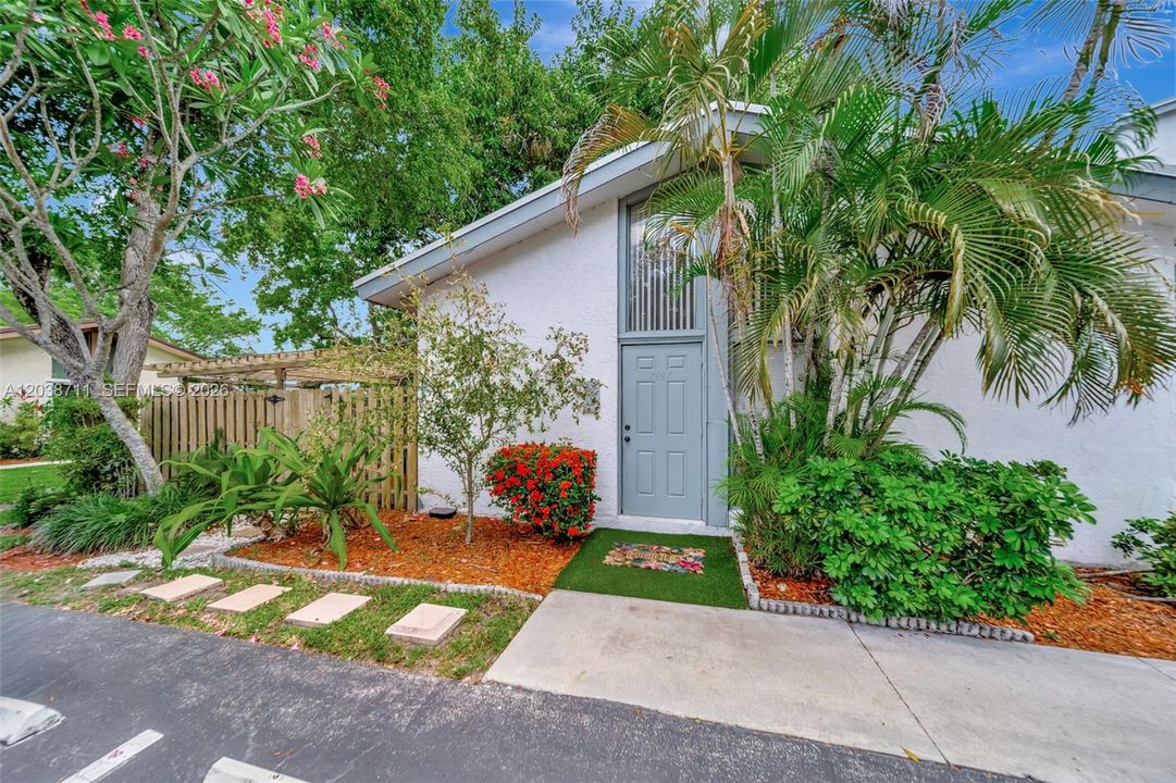 For Sale: $219,990 (2 beds, 2 baths, 1011 Square Feet)