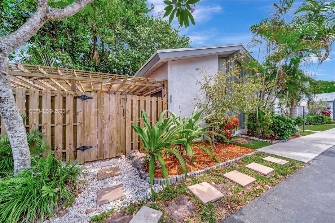 For Sale: $219,990 (2 beds, 2 baths, 1011 Square Feet)