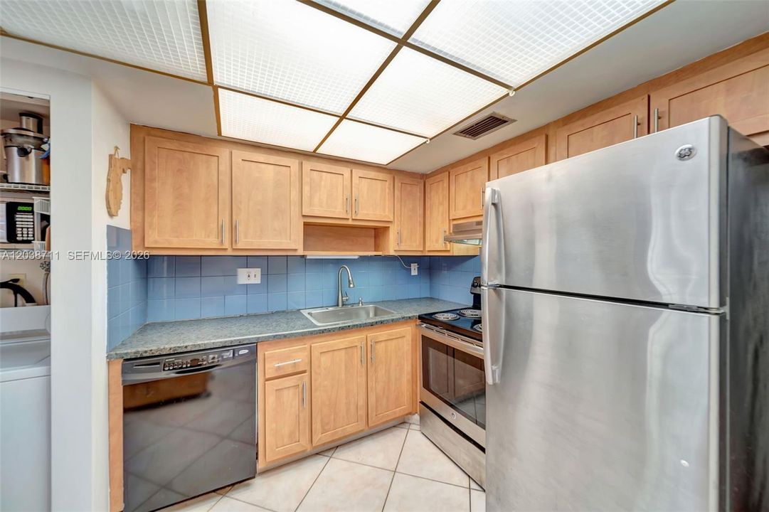 For Sale: $219,990 (2 beds, 2 baths, 1011 Square Feet)