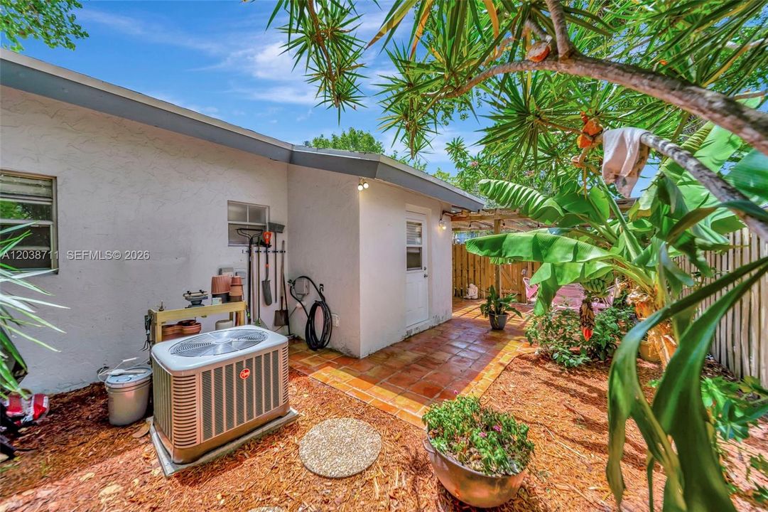 For Sale: $219,990 (2 beds, 2 baths, 1011 Square Feet)