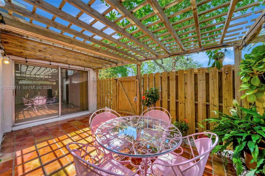 For Sale: $219,990 (2 beds, 2 baths, 1011 Square Feet)