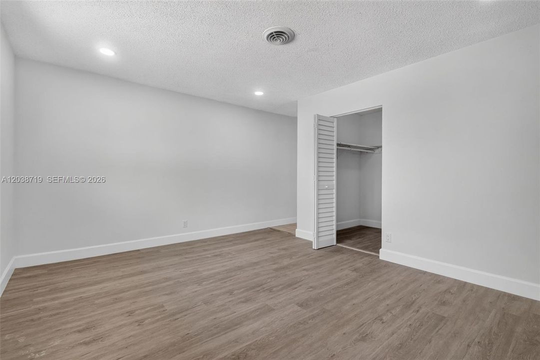 En Venta: $634,900 (4 camas, 3 baños, 2042 Pies cuadrados)