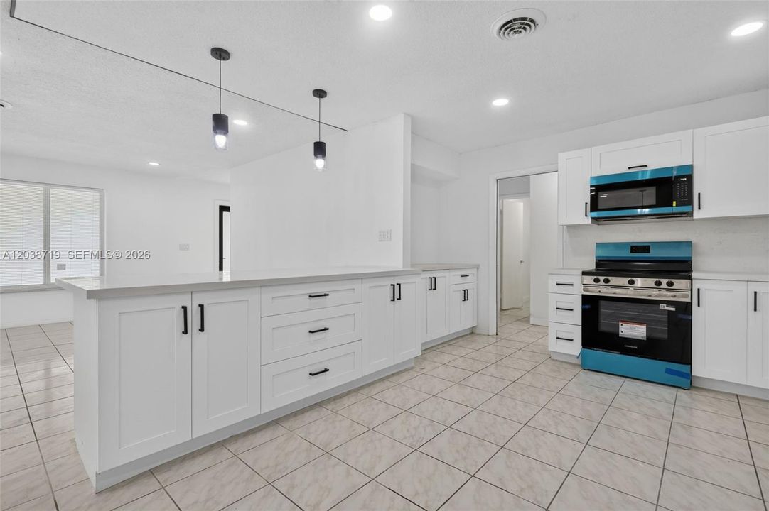En Venta: $634,900 (4 camas, 3 baños, 2042 Pies cuadrados)