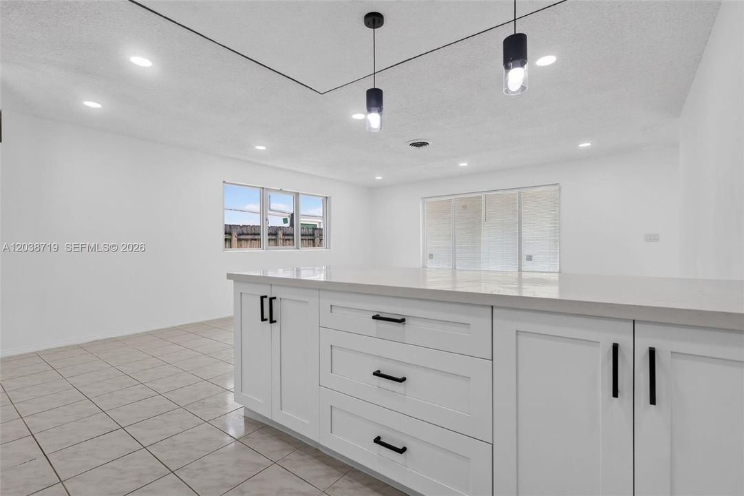 En Venta: $634,900 (4 camas, 3 baños, 2042 Pies cuadrados)