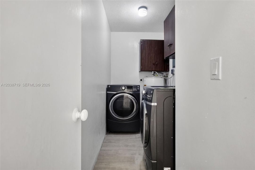 En Venta: $634,900 (4 camas, 3 baños, 2042 Pies cuadrados)