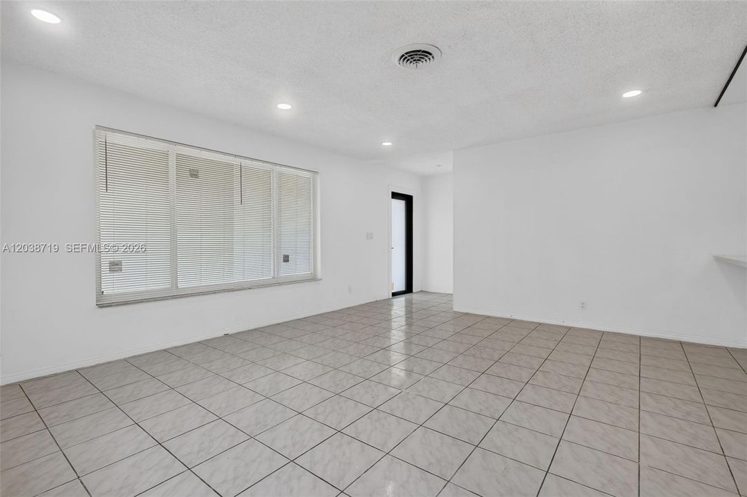 En Venta: $634,900 (4 camas, 3 baños, 2042 Pies cuadrados)