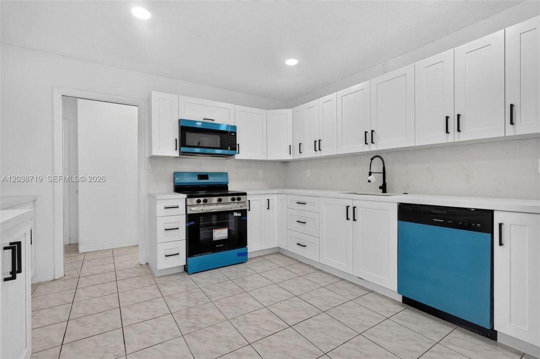 En Venta: $634,900 (4 camas, 3 baños, 2042 Pies cuadrados)