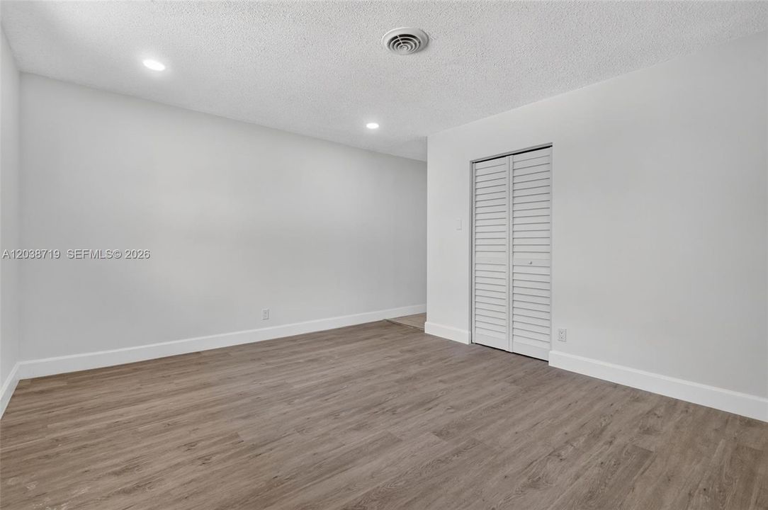 En Venta: $634,900 (4 camas, 3 baños, 2042 Pies cuadrados)