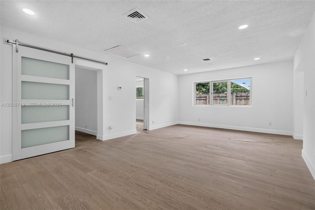 En Venta: $634,900 (4 camas, 3 baños, 2042 Pies cuadrados)
