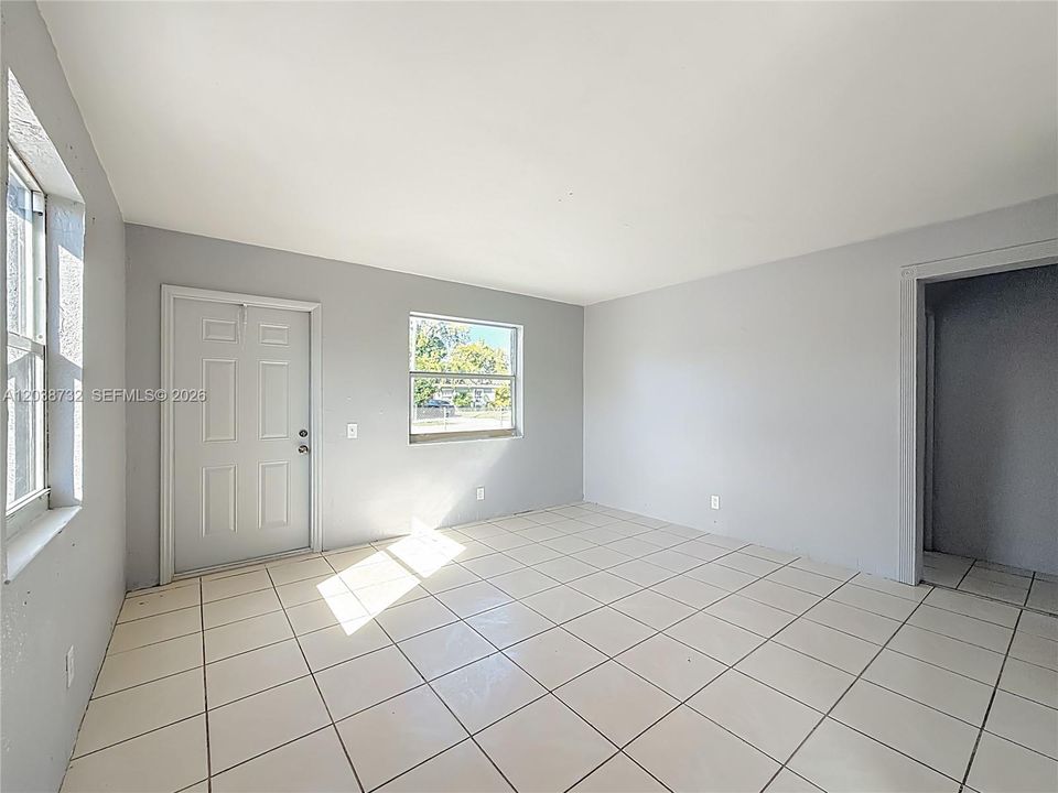 For Rent: $2,100 (2 beds, 1 baths, 728 Square Feet)