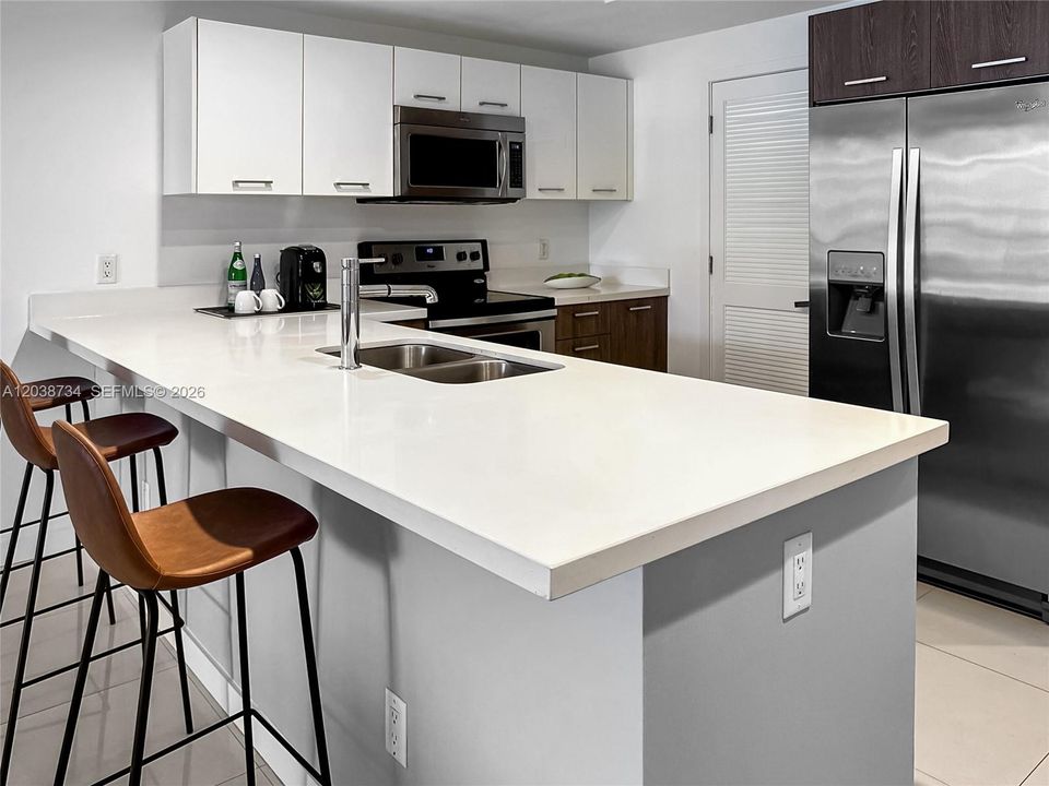 For Sale: $575,000 (2 beds, 2 baths, 1175 Square Feet)