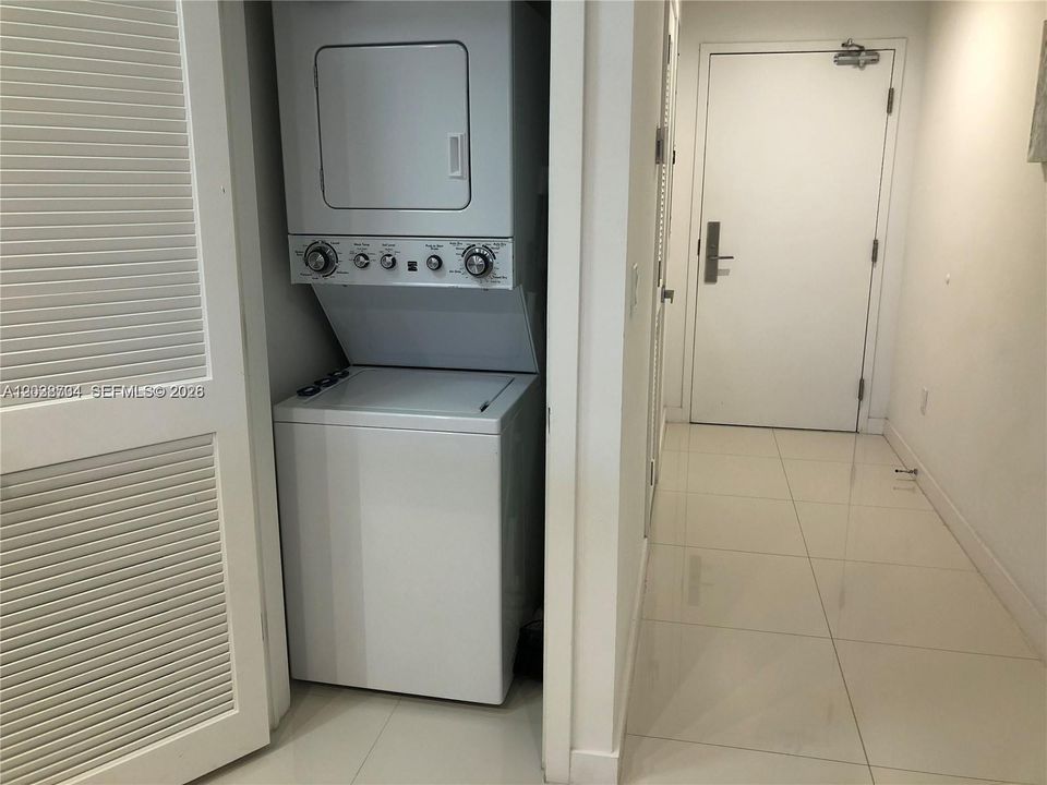 For Sale: $575,000 (2 beds, 2 baths, 1175 Square Feet)
