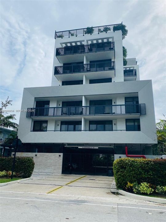 For Sale: $575,000 (2 beds, 2 baths, 1175 Square Feet)