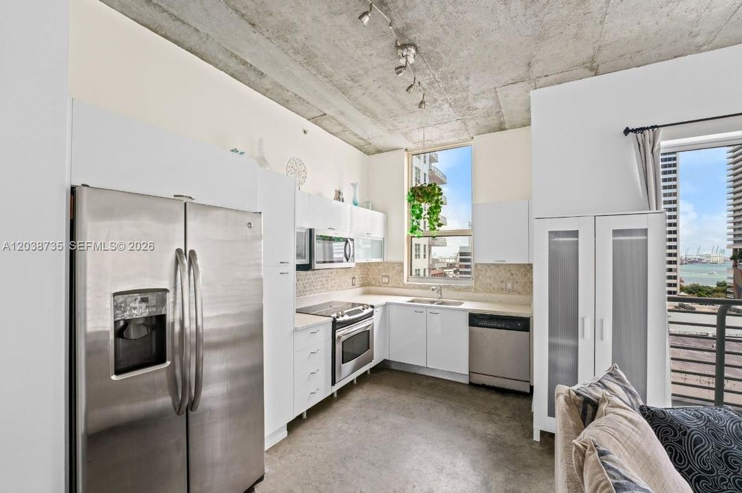 For Sale: $465,000 (2 beds, 2 baths, 1036 Square Feet)