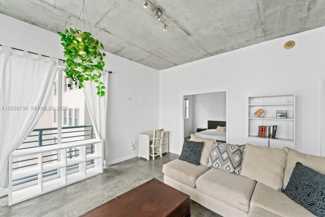For Sale: $465,000 (2 beds, 2 baths, 1036 Square Feet)