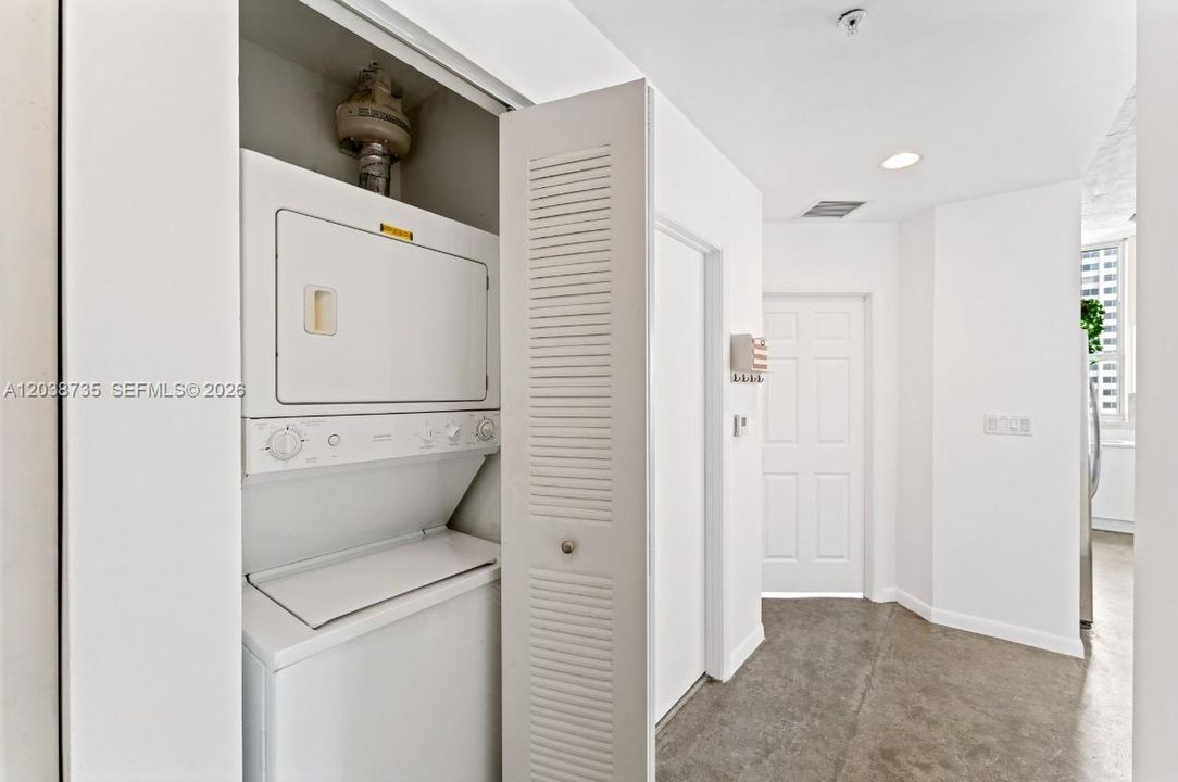 For Sale: $465,000 (2 beds, 2 baths, 1036 Square Feet)