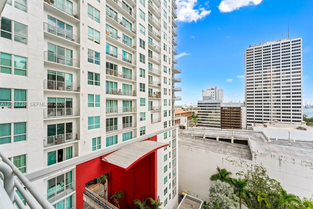 For Sale: $465,000 (2 beds, 2 baths, 1036 Square Feet)