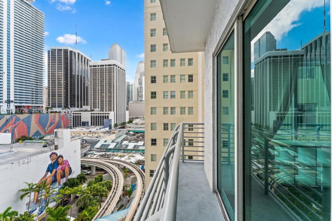 For Sale: $465,000 (2 beds, 2 baths, 1036 Square Feet)