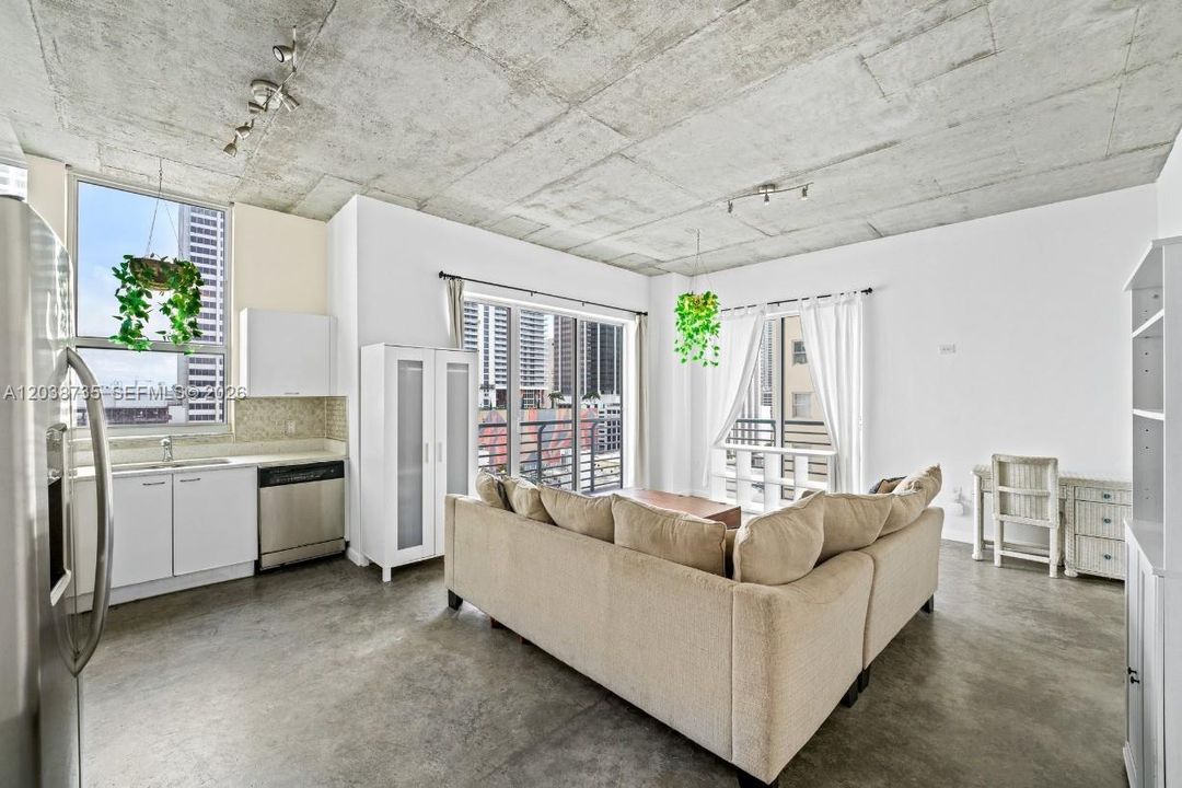 For Sale: $465,000 (2 beds, 2 baths, 1036 Square Feet)
