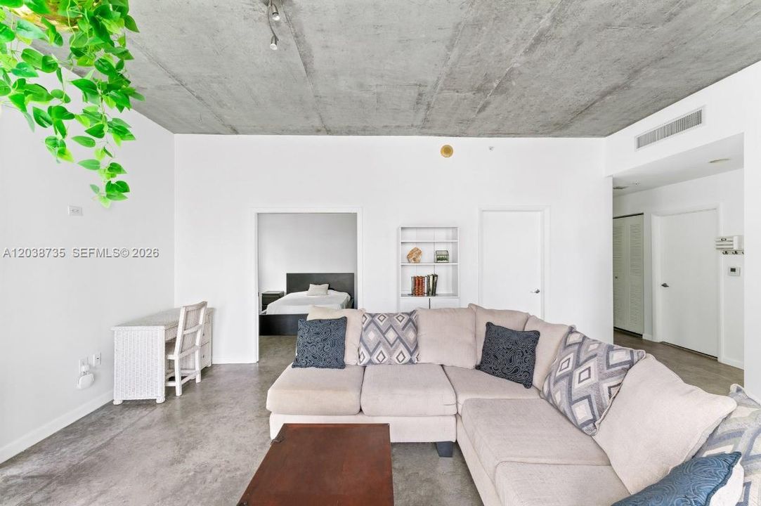 For Sale: $465,000 (2 beds, 2 baths, 1036 Square Feet)