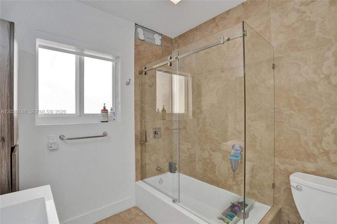 В аренду: $7,500 (3 спален, 2 ванн, 1645 Квадратных фут)