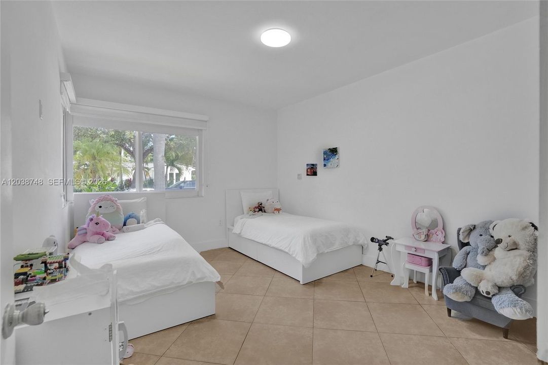 В аренду: $7,500 (3 спален, 2 ванн, 1645 Квадратных фут)