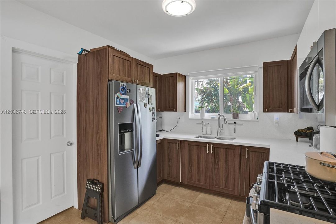 В аренду: $7,500 (3 спален, 2 ванн, 1645 Квадратных фут)