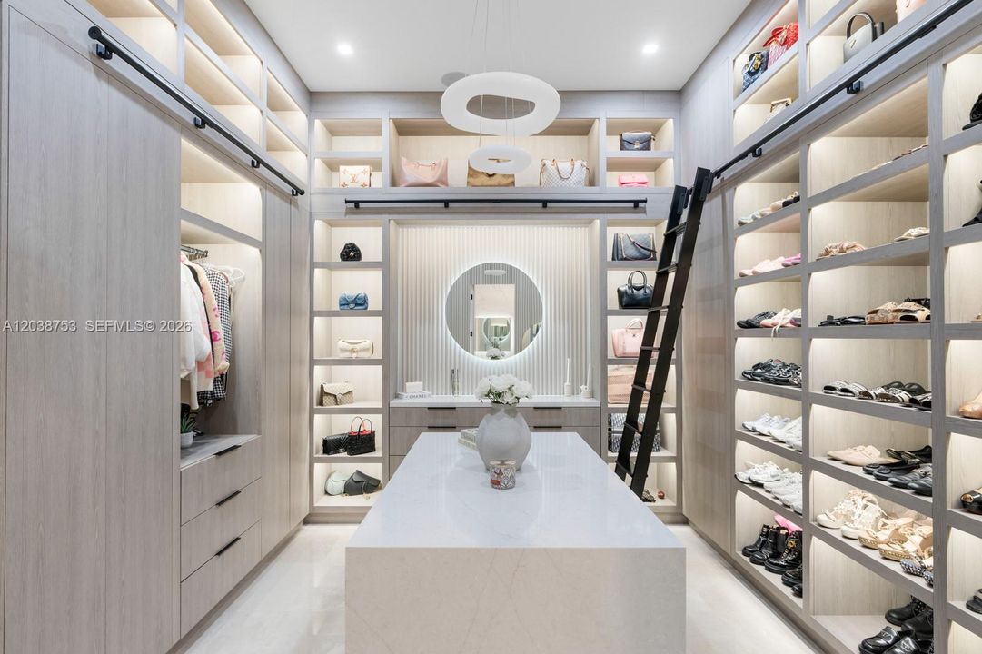 En Renta: $25,000 (6 camas, 5 baños, 4806 Pies cuadrados)