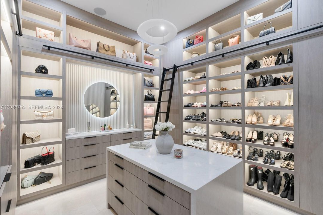 En Renta: $25,000 (6 camas, 5 baños, 4806 Pies cuadrados)
