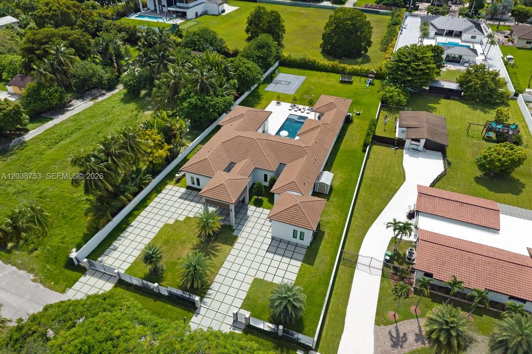 En Renta: $25,000 (6 camas, 5 baños, 4806 Pies cuadrados)