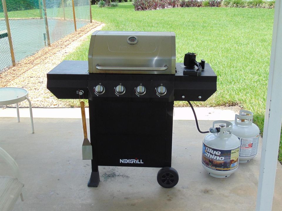 GAS GRILL AT TENNIS COURT
