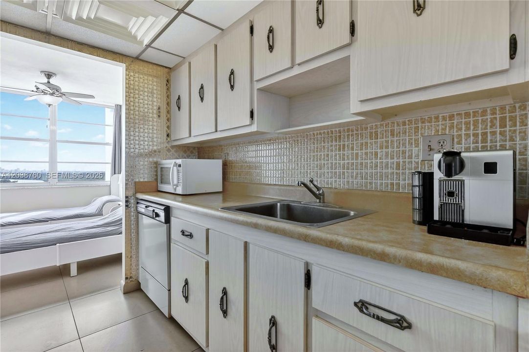 For Sale: $345,000 (1 beds, 1 baths, 1104 Square Feet)